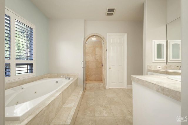 11902 Bedfordshire Drive, Bakersfield, CA 93311