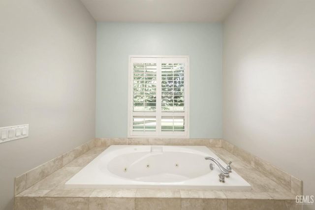 11902 Bedfordshire Drive, Bakersfield, CA 93311