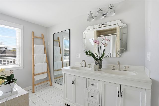 14 Stockbridge St, Cohasset, MA 02025