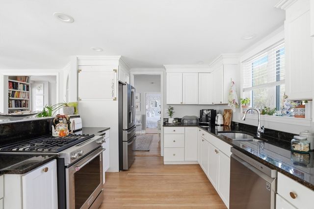 14 Stockbridge St, Cohasset, MA 02025