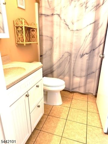 608 Spruce Hills Dr, Glen Gardner Boro, NJ 08826