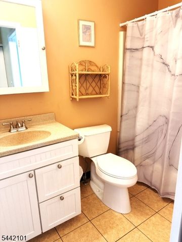 608 Spruce Hills Dr, Glen Gardner Boro, NJ 08826