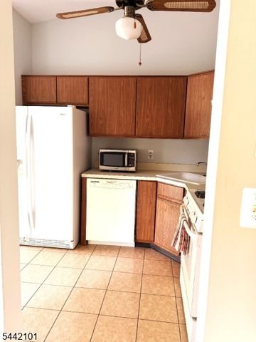 608 Spruce Hills Dr, Glen Gardner Boro, NJ 08826