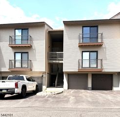 608 Spruce Hills Dr, Glen Gardner Boro, NJ 08826