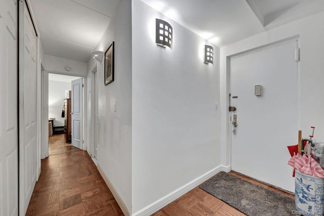 370 Central Park Avenue 2E, Scarsdale, NY 10583