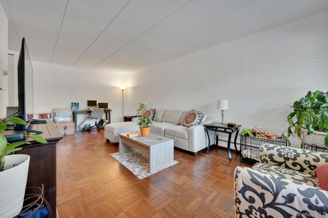 370 Central Park Avenue 2E, Scarsdale, NY 10583
