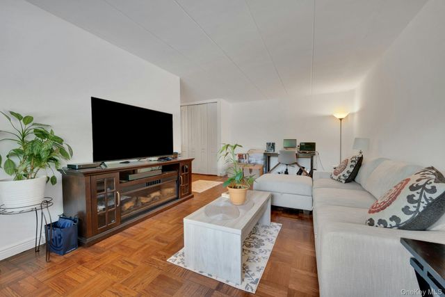 370 Central Park Avenue 2E, Scarsdale, NY 10583
