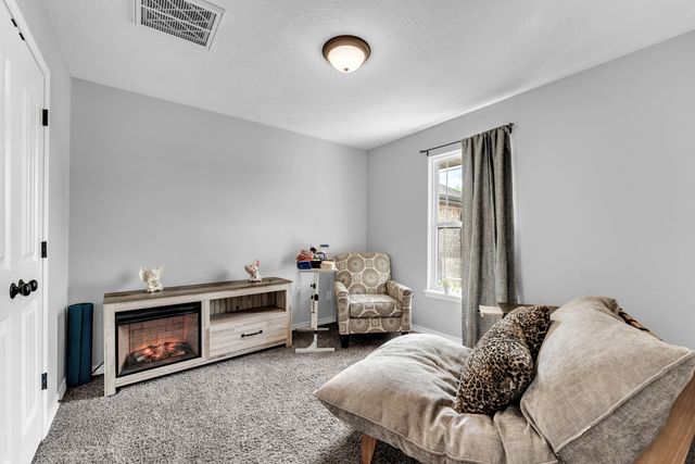 612 N Lincoln Avenue, Republic, MO 65738