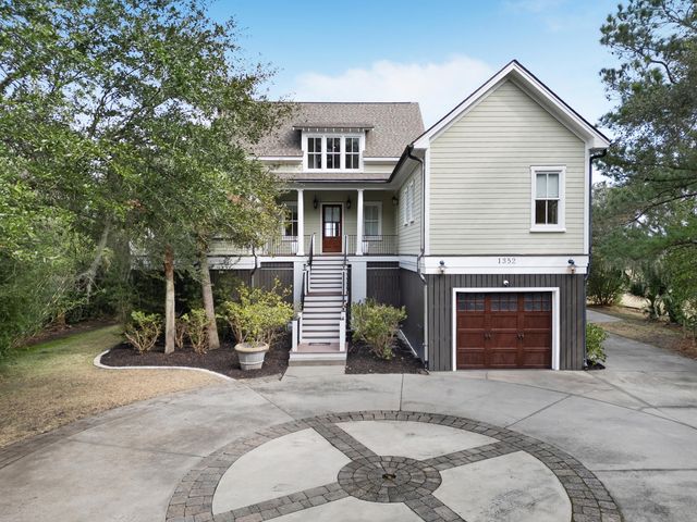 1352 Headquarters Plantation Drive, Johns Island, SC 29455