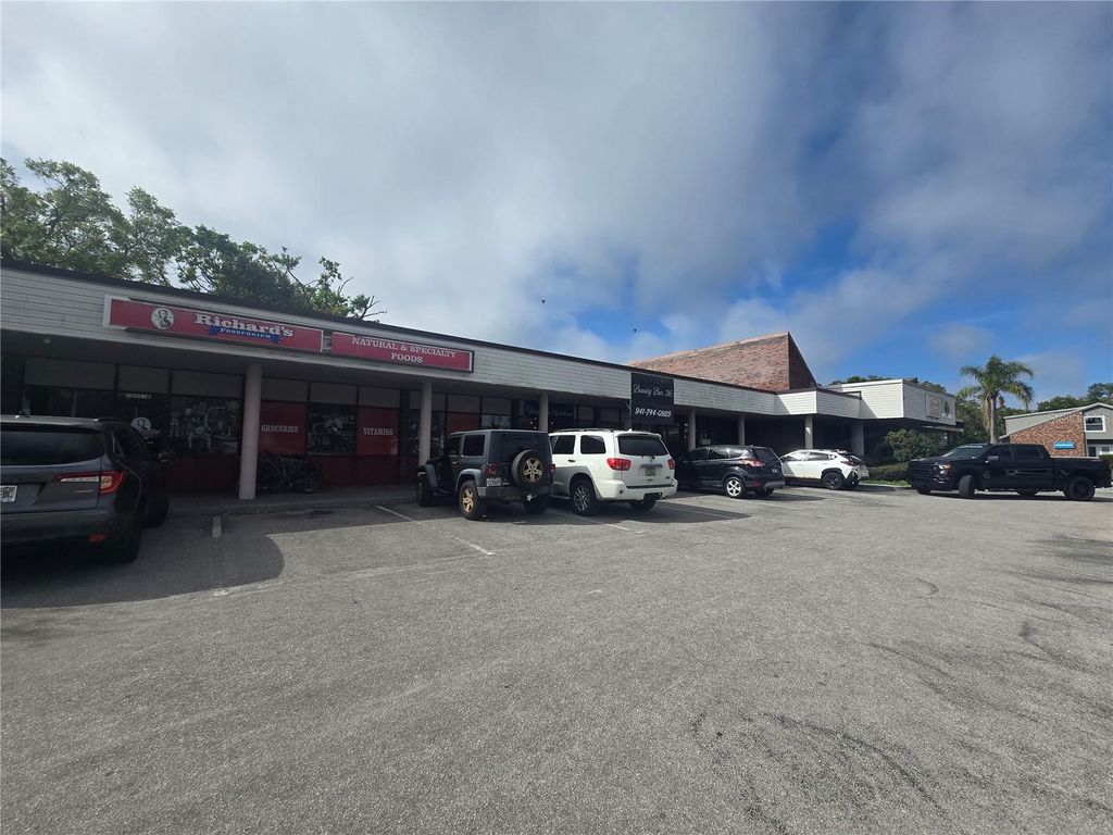 2601 MANATEE AVENUE W, BRADENTON, FL 34205 — exterior