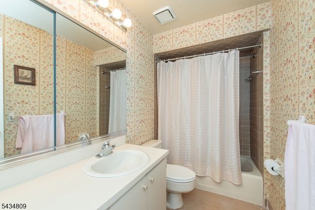 1 Birdseye Cir, Wayne Twp., NJ 07470