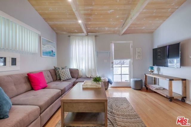 21447 Providencia Street, Woodland Hills (los Angeles), CA 91364