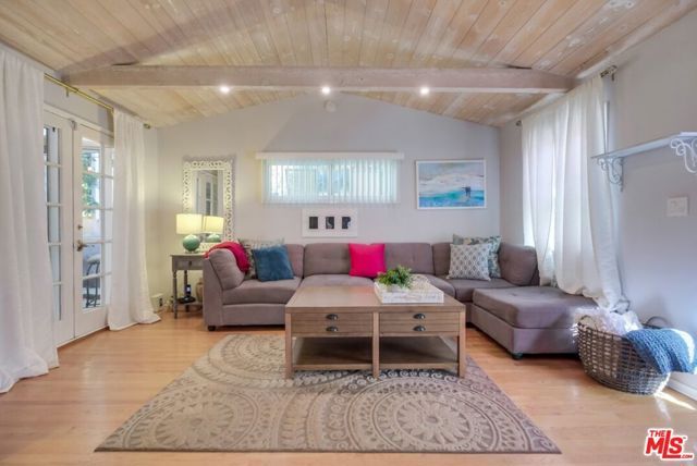 21447 Providencia Street, Woodland Hills (los Angeles), CA 91364