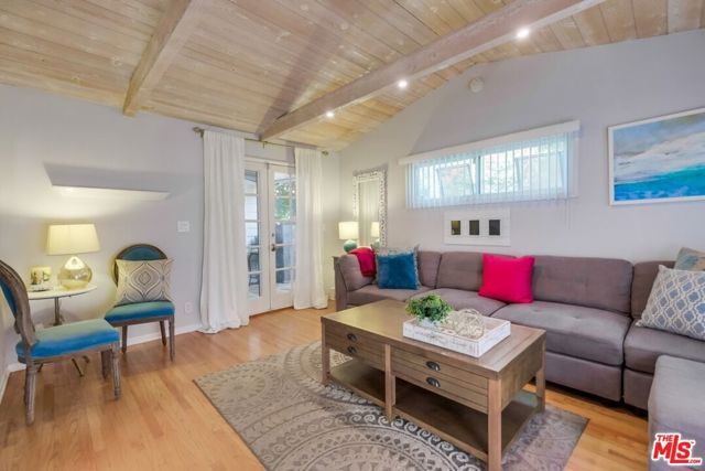 21447 Providencia Street, Woodland Hills (los Angeles), CA 91364