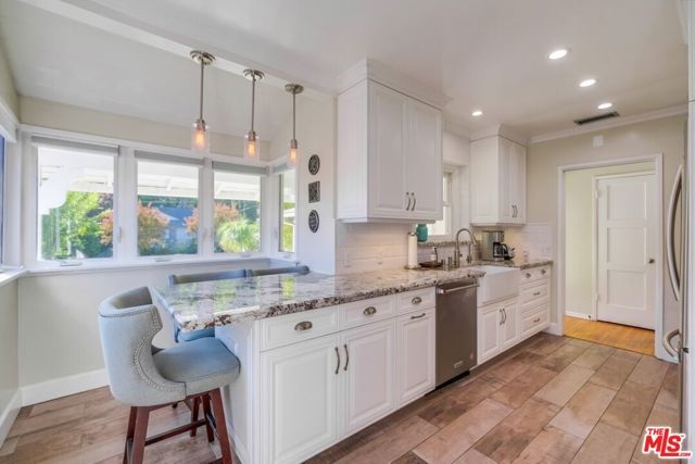 21447 Providencia Street, Woodland Hills (los Angeles), CA 91364