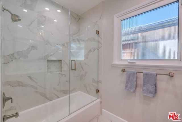 21447 Providencia Street, Woodland Hills (los Angeles), CA 91364