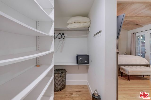 21447 Providencia Street, Woodland Hills (los Angeles), CA 91364