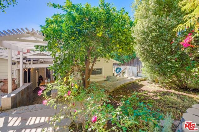 21447 Providencia Street, Woodland Hills (los Angeles), CA 91364