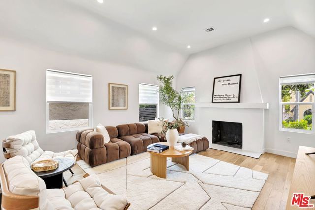 1363 S Curson Avenue, Los Angeles, CA 90019
