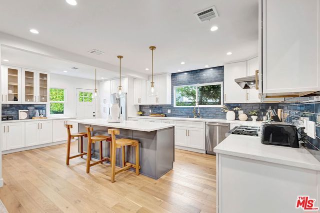 1363 S Curson Avenue, Los Angeles, CA 90019