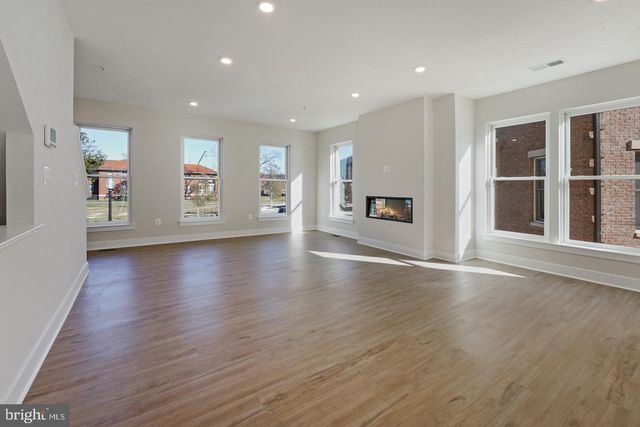 945 SYCAMORE DR SE, Washington, DC 20032