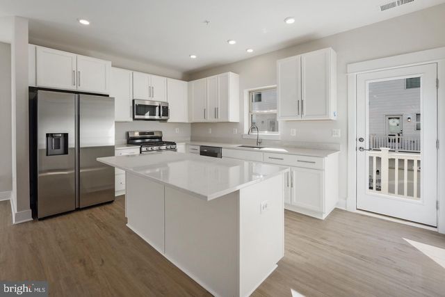 945 SYCAMORE DR SE, Washington, DC 20032