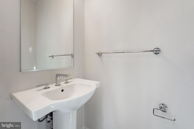 945 SYCAMORE DR SE, Washington, DC 20032