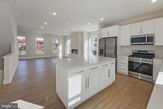 945 SYCAMORE DR SE, Washington, DC 20032