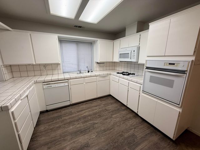 1720 E Henshaw Avenue, Tulare, CA 93274