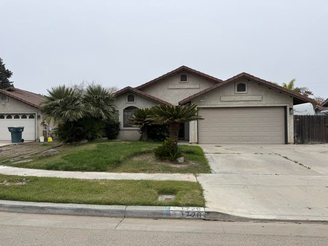 1720 E Henshaw Avenue, Tulare, CA 93274