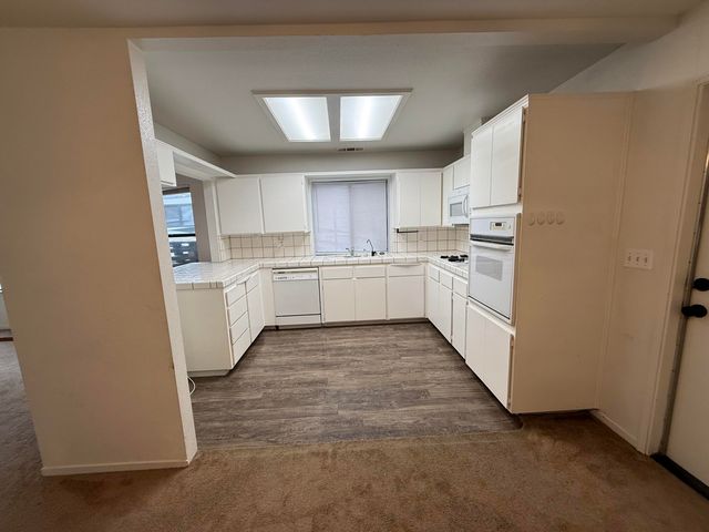 1720 E Henshaw Avenue, Tulare, CA 93274