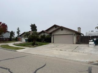 1720 E Henshaw Avenue, Tulare, CA 93274