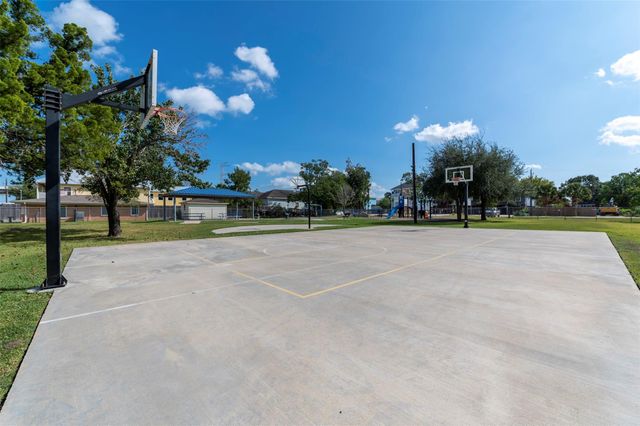 175 W 6th Street D, Kemah, TX 77565