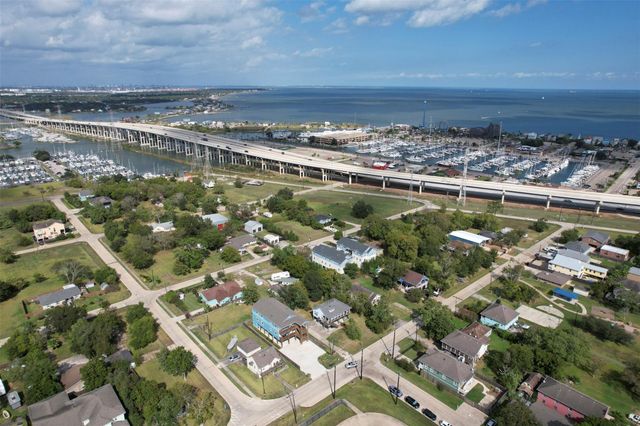 175 W 6th Street D, Kemah, TX 77565