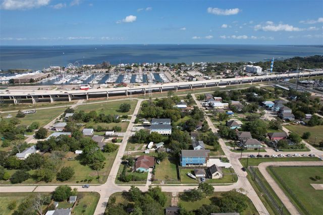175 W 6th Street D, Kemah, TX 77565