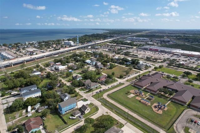 175 W 6th Street D, Kemah, TX 77565