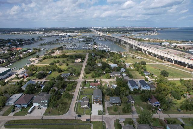 175 W 6th Street D, Kemah, TX 77565