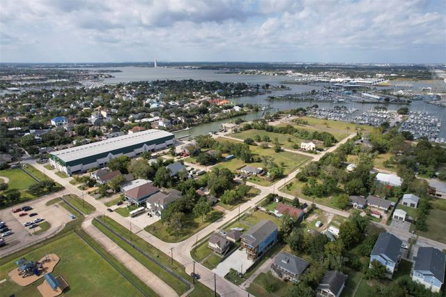 175 W 6th Street D, Kemah, TX 77565