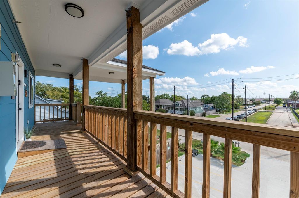 175 W 6th Street D, Kemah, TX 77565