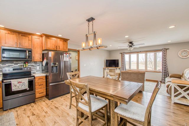 1021 Fish Lane Lane, Hazel Green, WI 53811