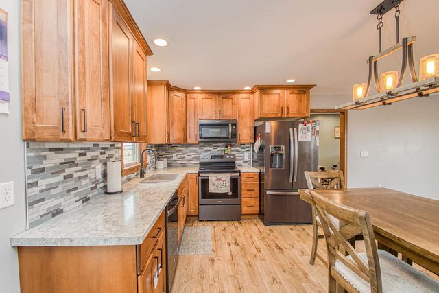 1021 Fish Lane Lane, Hazel Green, WI 53811