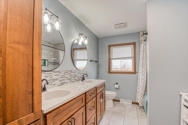 1021 Fish Lane Lane, Hazel Green, WI 53811