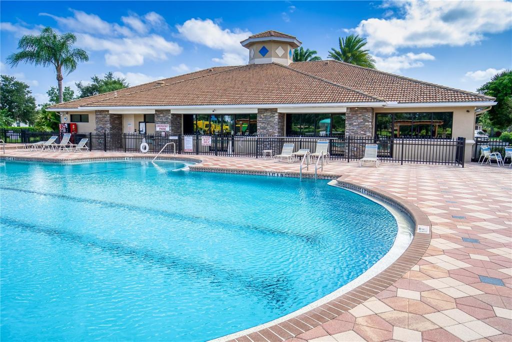 Image 11 of property listing at 819 FAIRWAYCOVE LANE 203, Bradenton, FL 34212