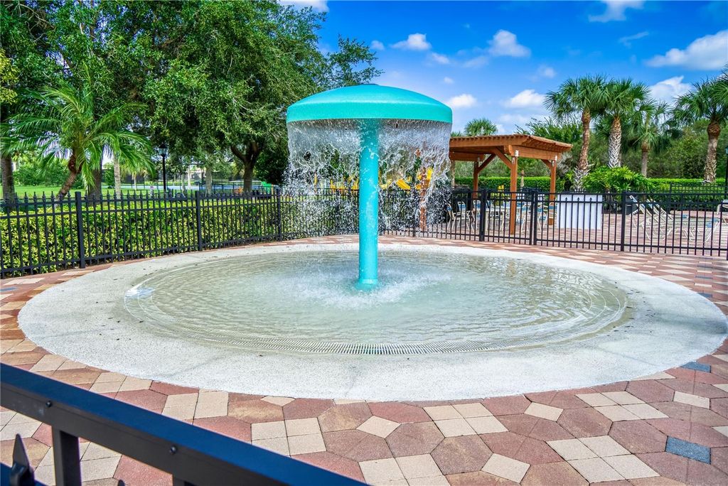 Image 12 of property listing at 819 FAIRWAYCOVE LANE 203, Bradenton, FL 34212