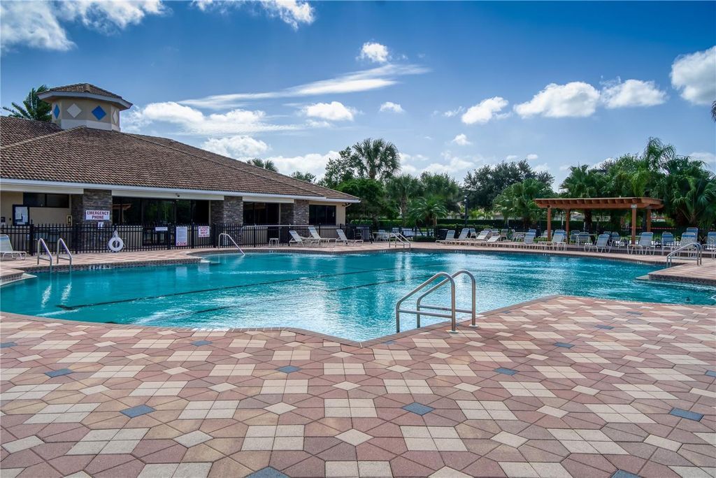 Image 13 of property listing at 819 FAIRWAYCOVE LANE 203, Bradenton, FL 34212