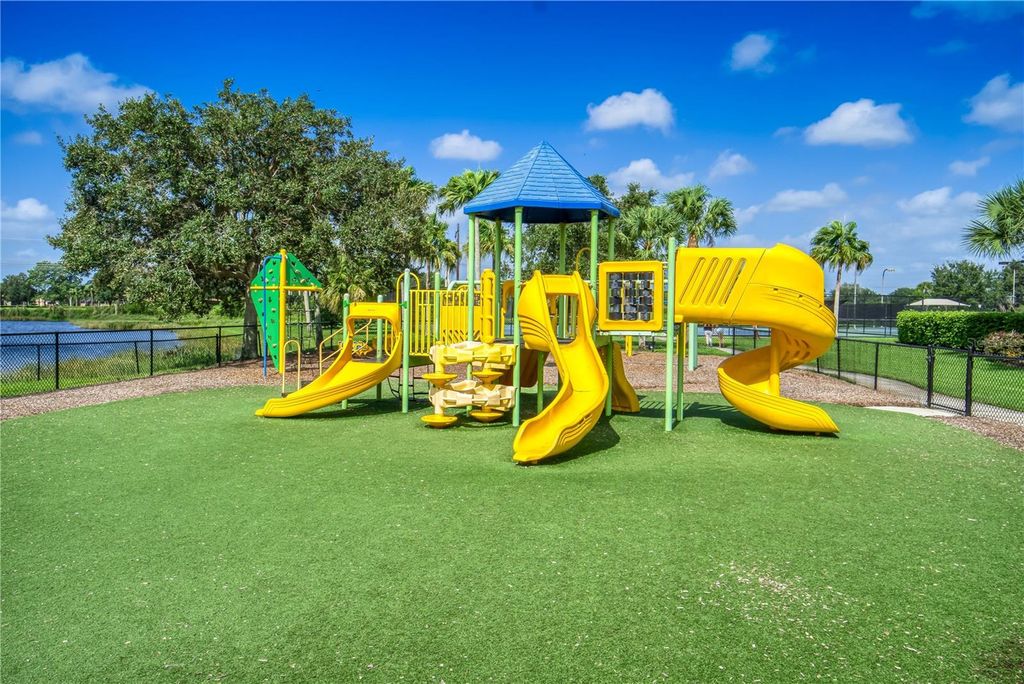 Image 15 of property listing at 819 FAIRWAYCOVE LANE 203, Bradenton, FL 34212