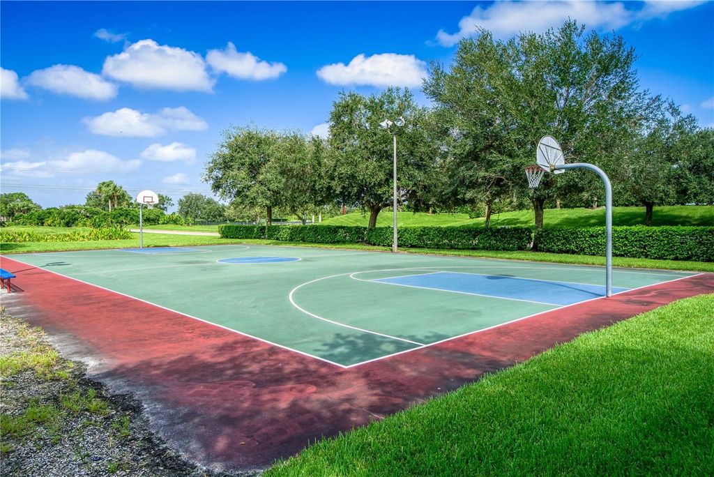 Image 18 of property listing at 819 FAIRWAYCOVE LANE 203, Bradenton, FL 34212