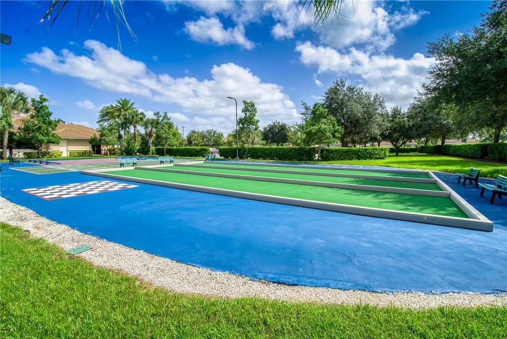 Image 21 of property listing at 819 FAIRWAYCOVE LANE 203, Bradenton, FL 34212
