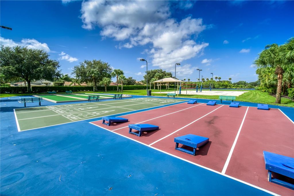 Image 22 of property listing at 819 FAIRWAYCOVE LANE 203, Bradenton, FL 34212