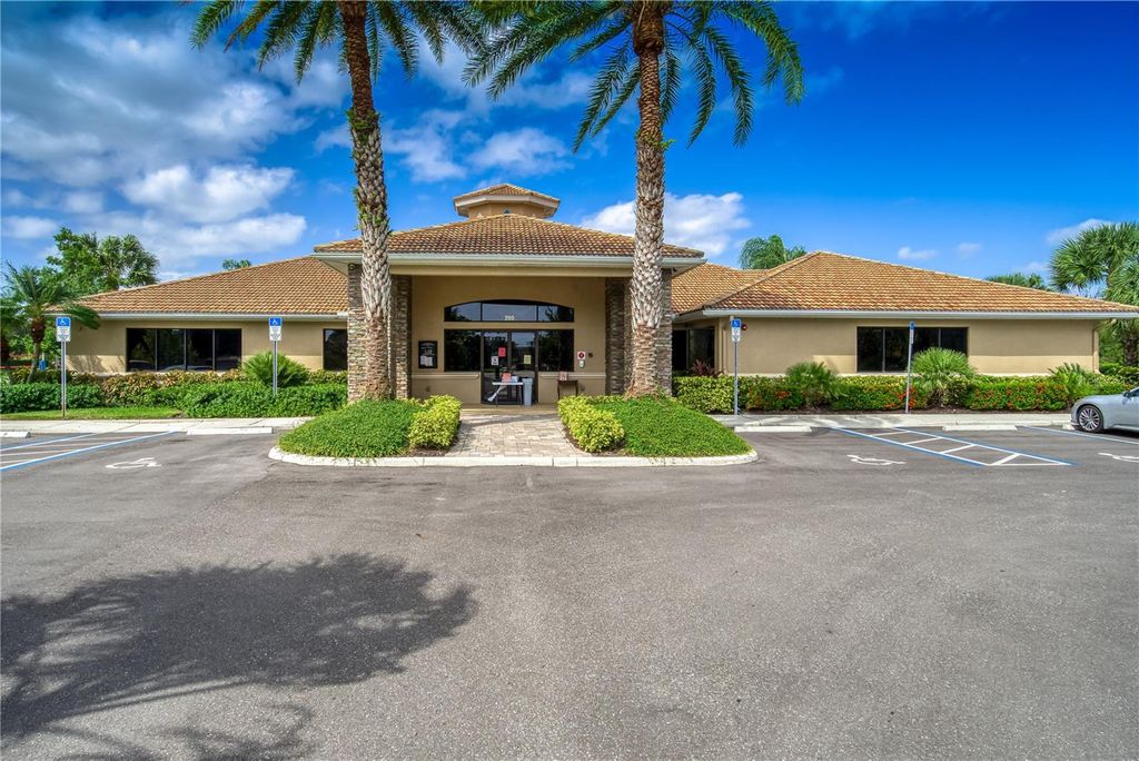 Image 24 of property listing at 819 FAIRWAYCOVE LANE 203, Bradenton, FL 34212